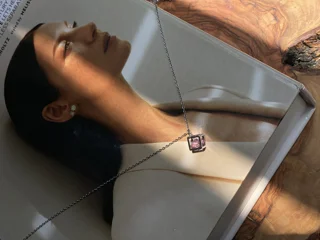 زنجير و پلاك مكعبى نگين صورتى رنگ ثابت