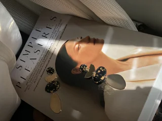 گوشواره آويزى بلند مشكى طلايى