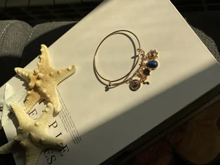 بنگل چارم دار طلايى